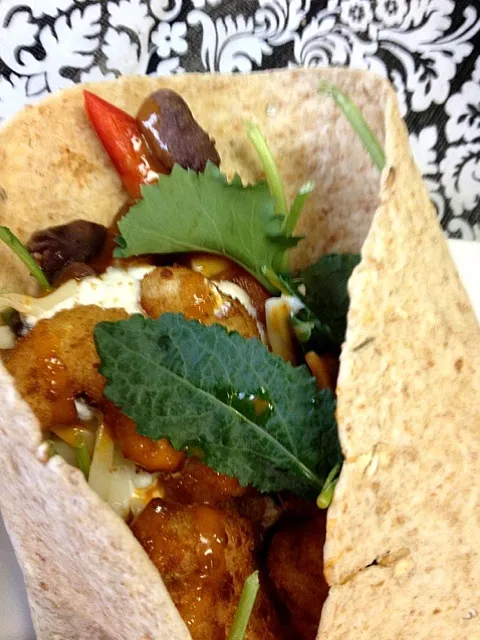 Buffalo Popcorn Shrimp on whole wheat wrap w/ baby kale and red bell pepper.|Katrina Fernandezさん