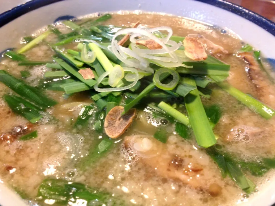 Snapdishの料理写真:宝介 : ニラ醤油ラーメン|hella_freakyさん