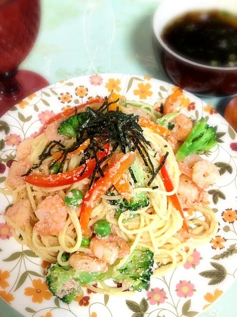 Snapdishの料理写真:明太子＆エビ＆冷蔵庫残り野菜達🍝＆モズクスープ☕|honamiさん