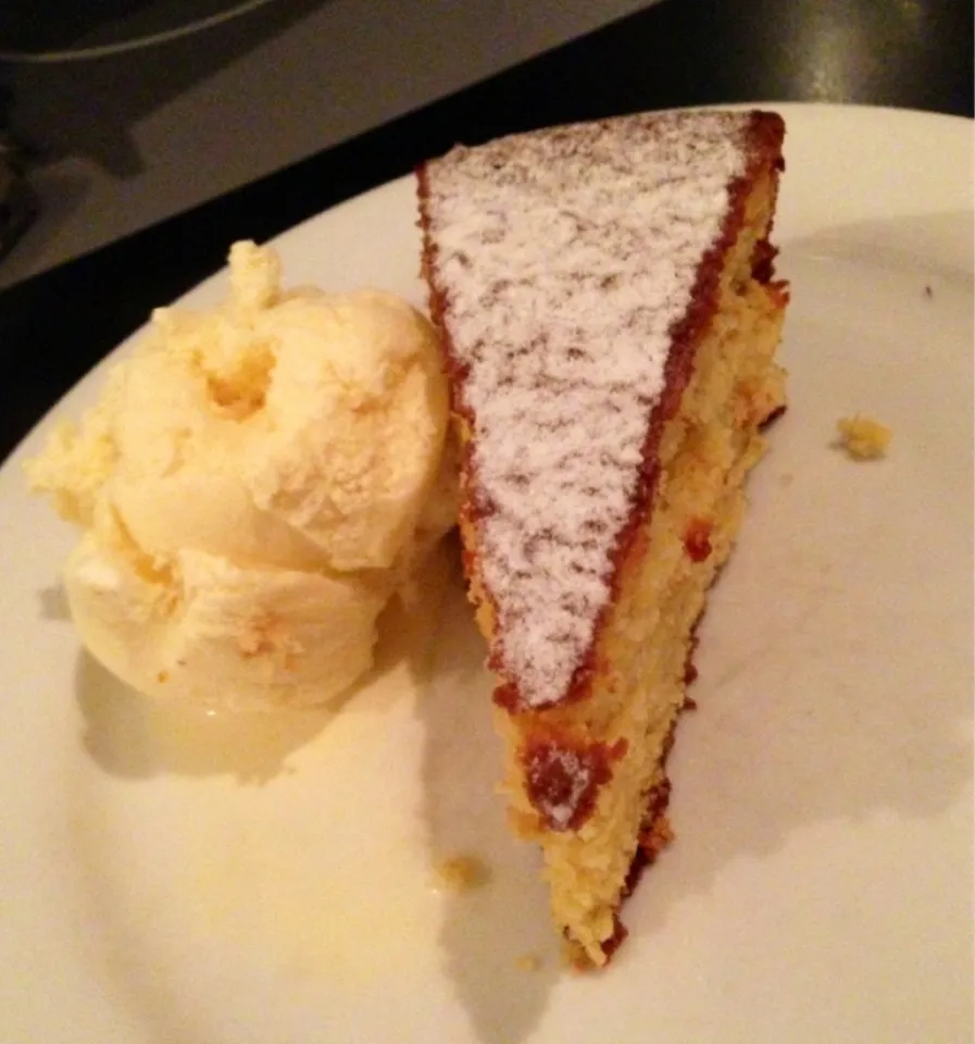 Chocolate orange cake with vanilla ice cream|Mei Meiさん