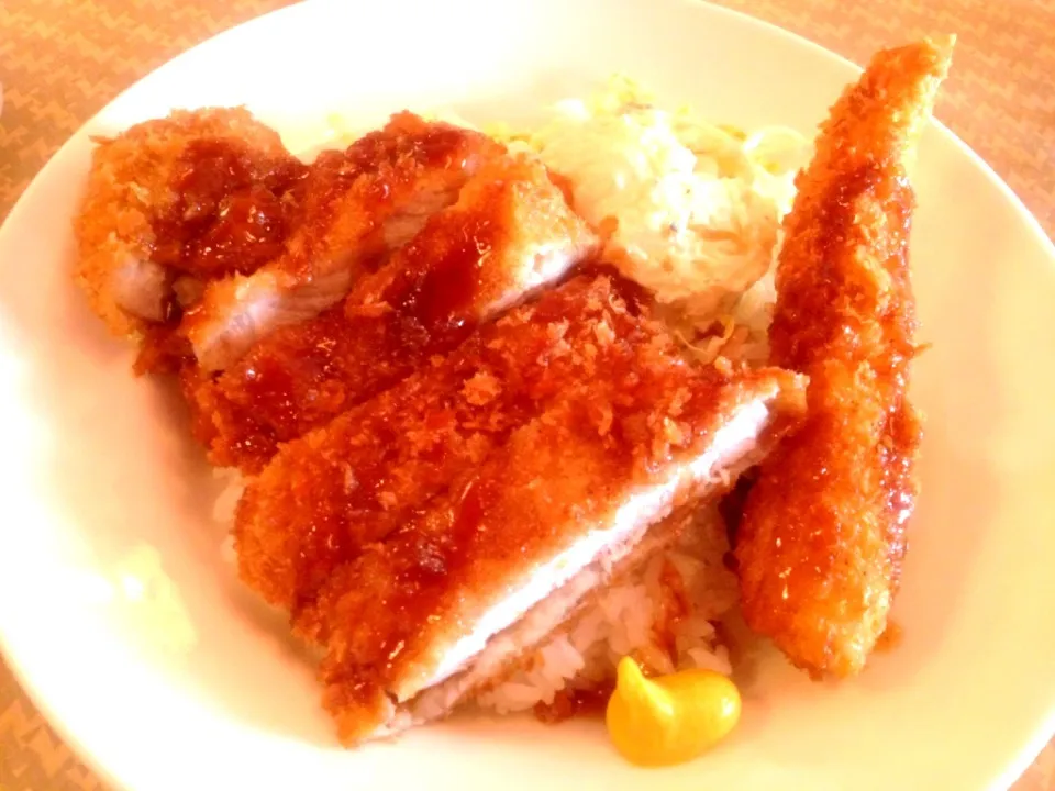 Snapdishの料理写真:ソースかつ丼 ポテトサラダ・エビフライ添え|leimomiさん