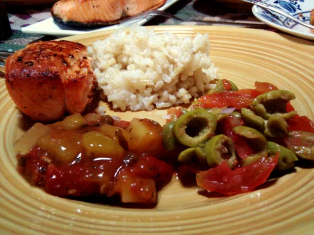 pan-seared salmon,mango lime salsa, olive salad in tomato vinagraitte with brown rice|christina del valleさん