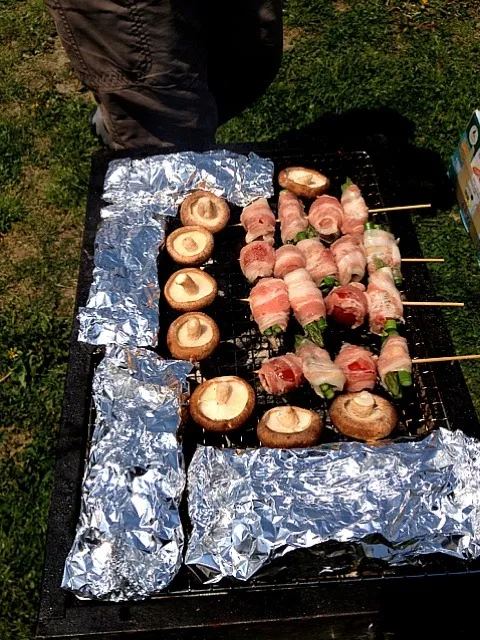 炭火焼き、プチトマト&アスパラ豚バラ巻、椎茸、ホイル焼き／⒌4お外ごはん|Sumichanさん