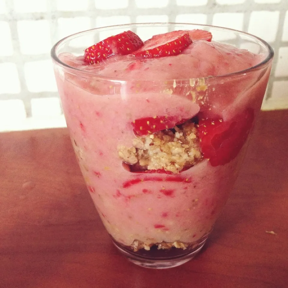 Peanut butter oatmeal and banana strawberry ice parfait|Rianneさん