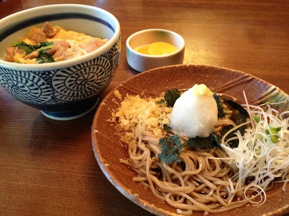 Snapdishの料理写真:ひがしせっと 親子丼＆冷たいおそば|natsu.さん