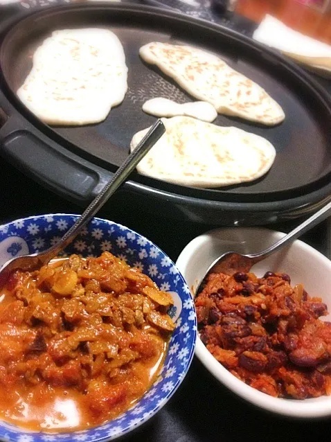 J( 'ｰ`)し.｡oO（今日は自家製ナンでラムカレーと豆のカレーよー）|kunikiさん