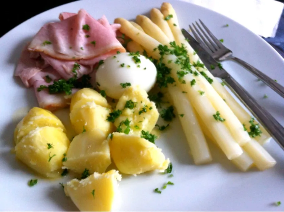 Snapdishの料理写真:white asperagus with steamed potatoes and ham, boiled egg and butter|andre renaudさん