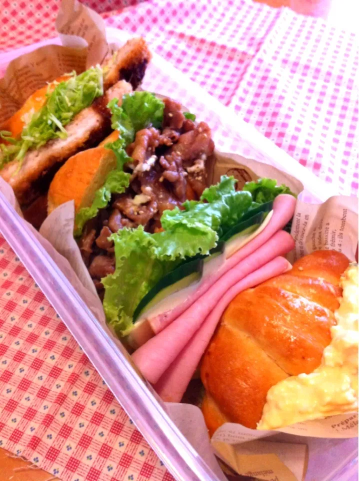 Snapdishの料理写真:今日の息子のお弁当2013/05/08手作りバターロールサンド|ミホさん