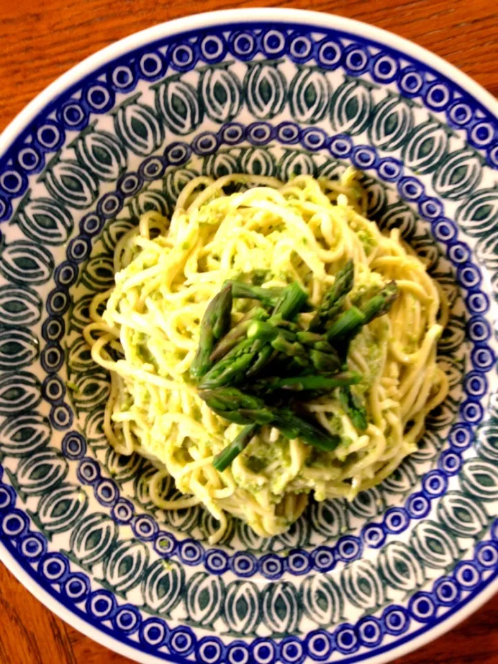 homemade spaghetti with asparagus pesto|Matthew Cashenさん