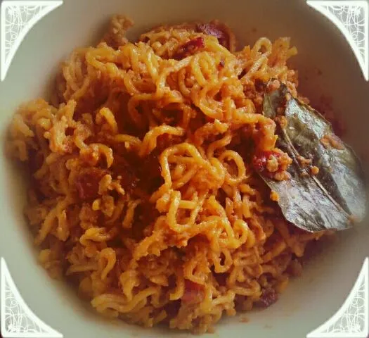 Burning morning... tom yum style fried noodles with 6 pieces frozen thailand chillies...|Asti 🌸🌸さん