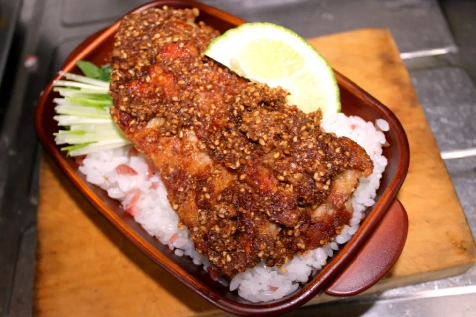 さく弁当 鶏モモ肉のオリジナル焼肉ソース 胡麻和えと梅ご飯|さくたろうさん