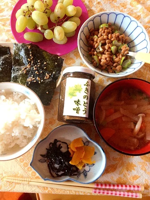 今朝の朝食 納豆定食 手作り韓国海苔 具沢山味噌汁|ＳＵＺＵＫＩさん