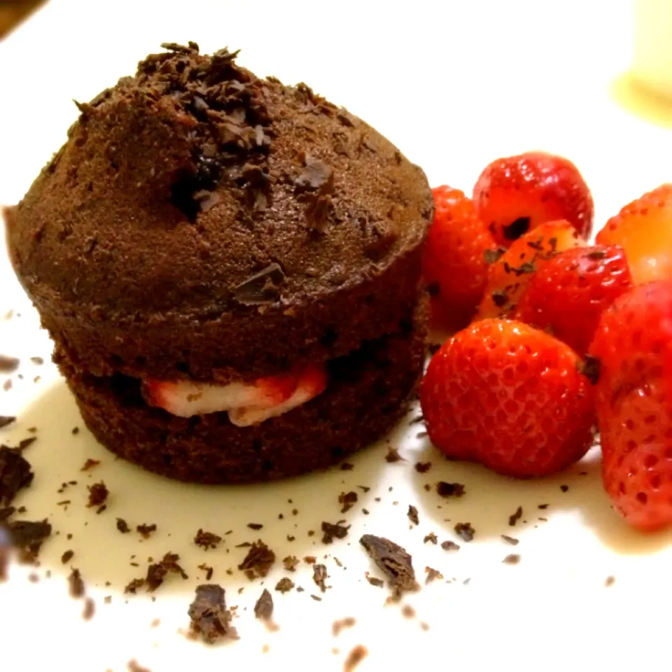 Chocolate pound cake with strawberries|Vickieさん