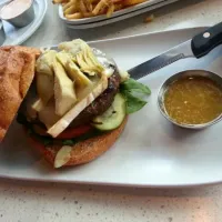 Burger with spinach, artichokes, tomatoes, pickles, soft ripened brie, and lemon vinaigrette|Gabriel Gallegosさん