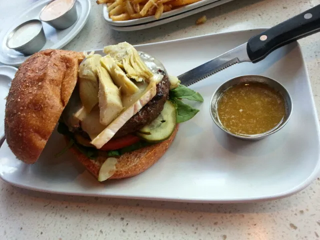 Burger with spinach, artichokes, tomatoes, pickles, soft ripened brie, and lemon vinaigrette|Gabriel Gallegosさん