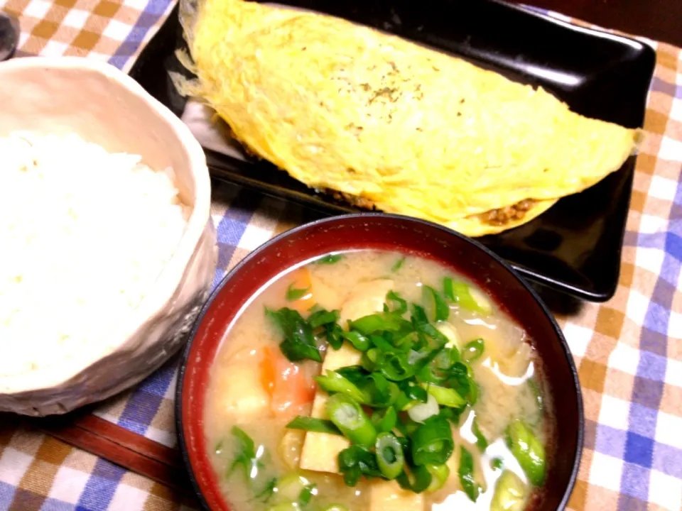 挽肉のトマトカレー味オムレツ.味噌汁|恭子さん