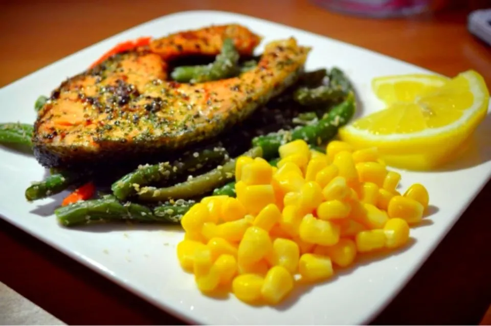 Snapdishの料理写真:Salmon, lemon, corn and string beans.|Erika Kuriharaさん