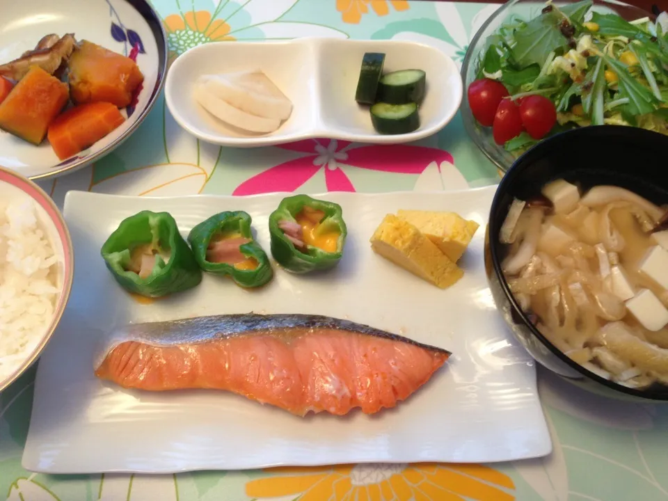 夕飯〜鮭 ピーマンチーズ添え かぼちゃ煮物など〜|美羽さん