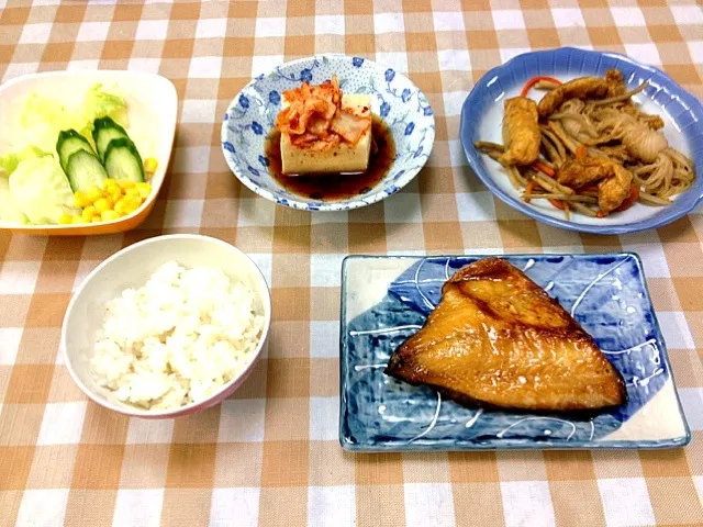 焼きつぼ鯛、繊維たっぷりきんぴら、キムチ豆腐、サラダ、玄米|ゆりさん