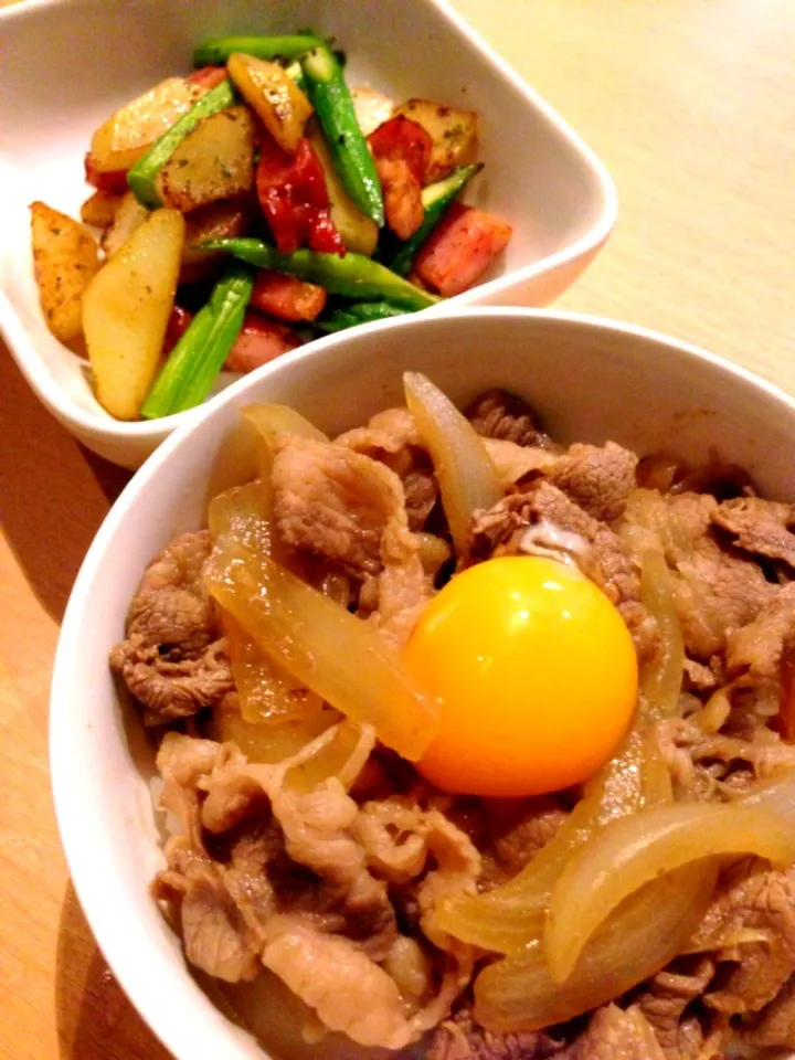 Snapdishの料理写真:牛丼&アスパラベーコンとジャガイモの炒め物|えりちんさん