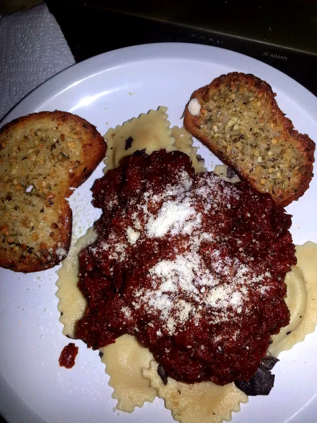 Three Chese Ravioli and wild mushroom angolati with home made sauce and five grain garlic bread!|Rami Reed Davisさん