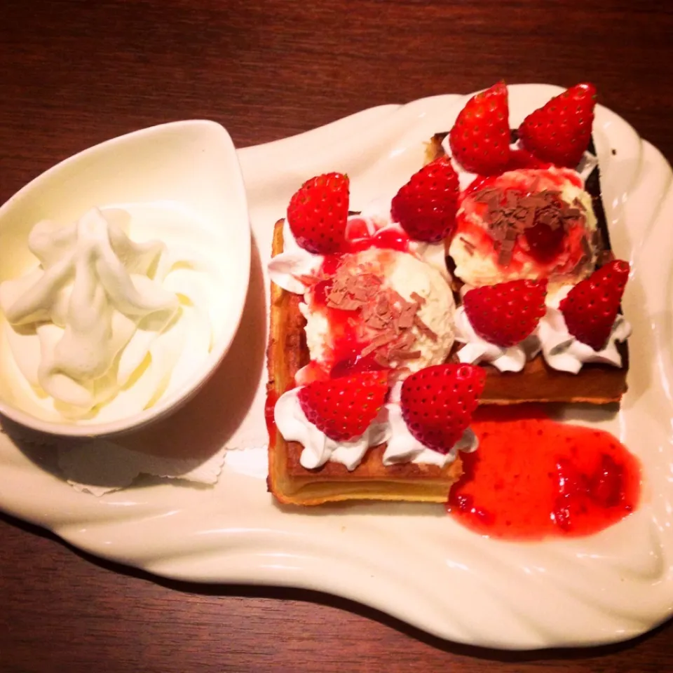 Snapdishの料理写真:Strawberry Waffle|wiggyさん