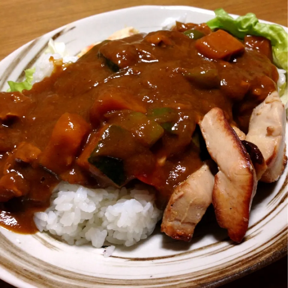 Snapdishの料理写真:【今夜のウチご飯】水曜日はカレーの日🎶 カボチャとピーマンのカレーに，チキンのグリルとポテトサラダを盛ってスペシャルカレーだっっ！！|takuya KAWANOさん