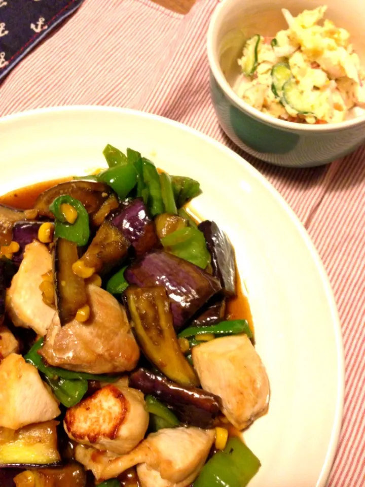 Snapdishの料理写真:鶏肉 茄子とピーマンのオイスター炒め  野菜たっぷりポテトサラダ|MaOさん