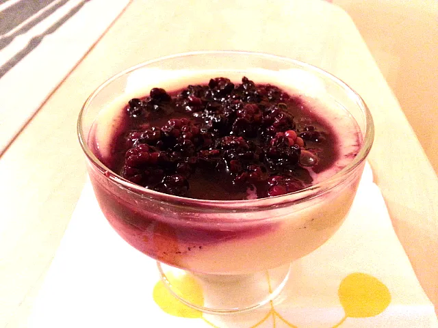 Panna cotta with soy vanilla milk and blackberries|Danielaさん