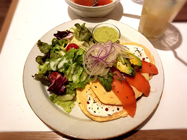 Snapdishの料理写真:Avocado & Salmon pancake|h.i.さん