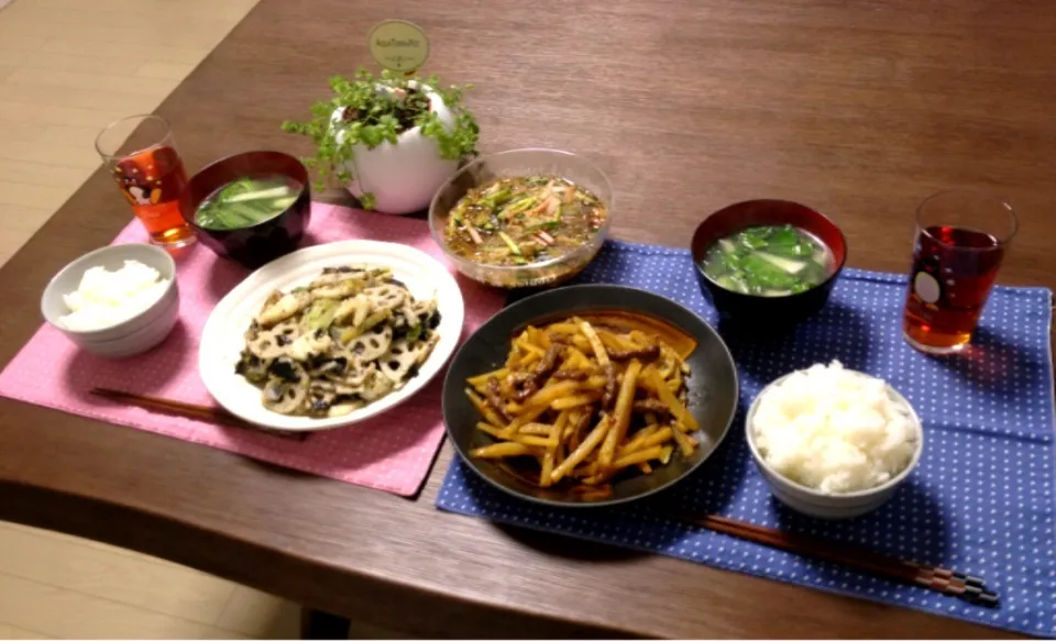 牛肉とじゃがいものオイスター炒め、イカと蓮根の海苔炒め、中華春雨サラダ、青梗菜の中華スープ、ご飯|pentarouさん