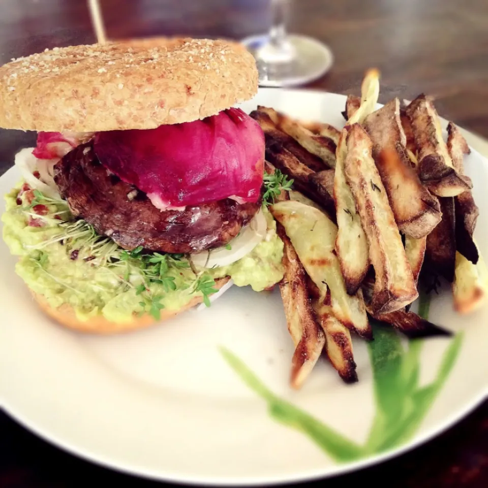 Portobello peach burger with sweet potato fries|Rianneさん