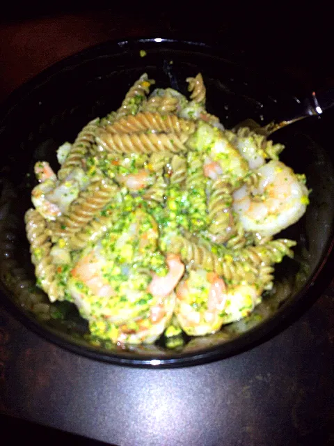 Arugula pistachio pesto, shrimp and whole wheat pasta|Kristen Bruntonさん