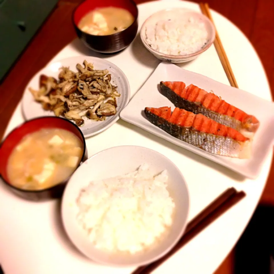 Snapdishの料理写真:Grilled salmon w/ sautéed mushrooms and miso soup|Emi Chiba-Smithさん