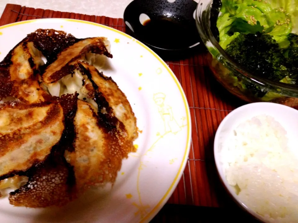 餃子の王国のドデカ餃子とチョレギサラダ🍅|みきぴょん♪さん