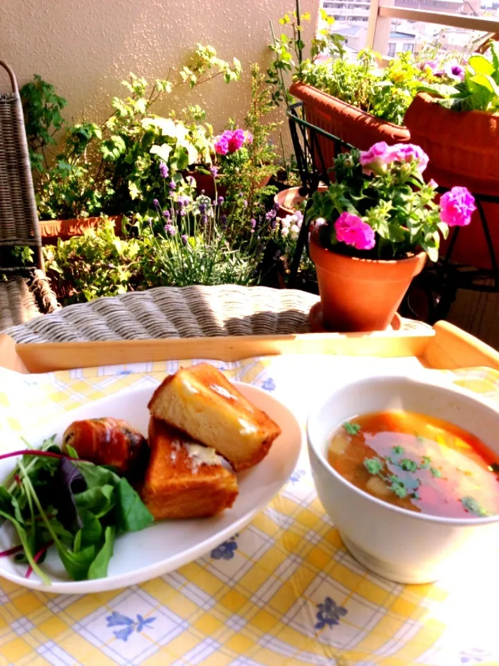 Snapdishの料理写真:ベランダで朝ごはん🍞☕🌼|まみりんごさん