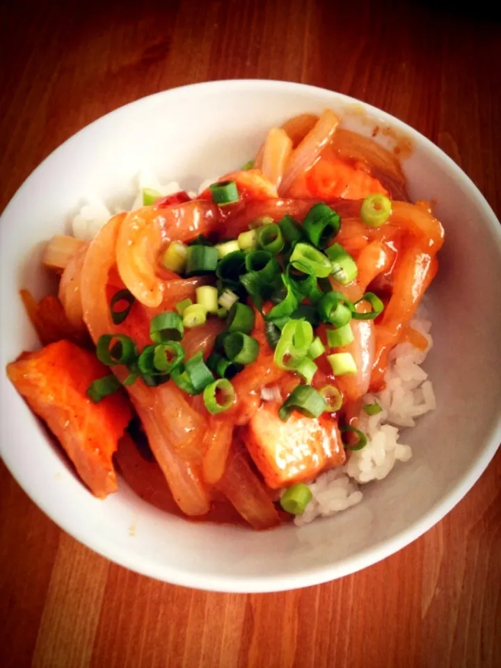 Snapdishの料理写真:余った刺身でサーモン味噌バター丼|かおりさん