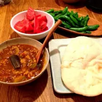 Snapdishの料理写真:ナンと野菜たっぷりカレー|野田ゆうあさん