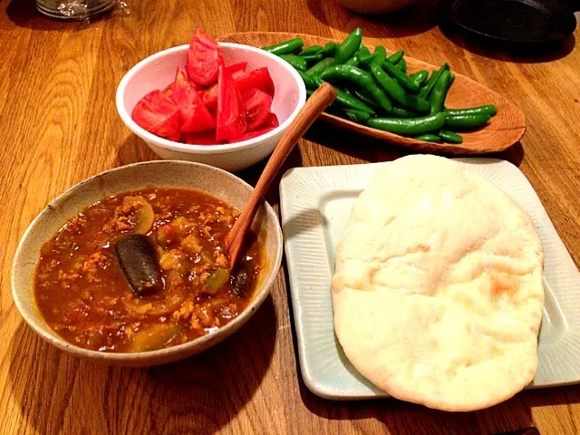 Snapdishの料理写真:ナンと野菜たっぷりカレー|野田ゆうあさん