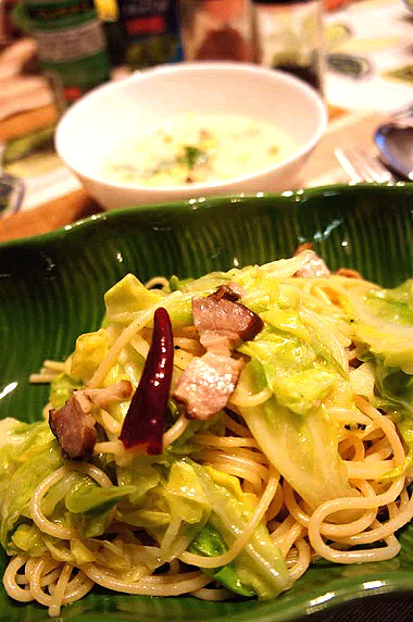 春キャベツとアンチョビと自家製ベーコンのパスタ　＆　豆乳で作ったアサリたっぷりクラムチャウダー(^o^)|ちぃちゃんさん