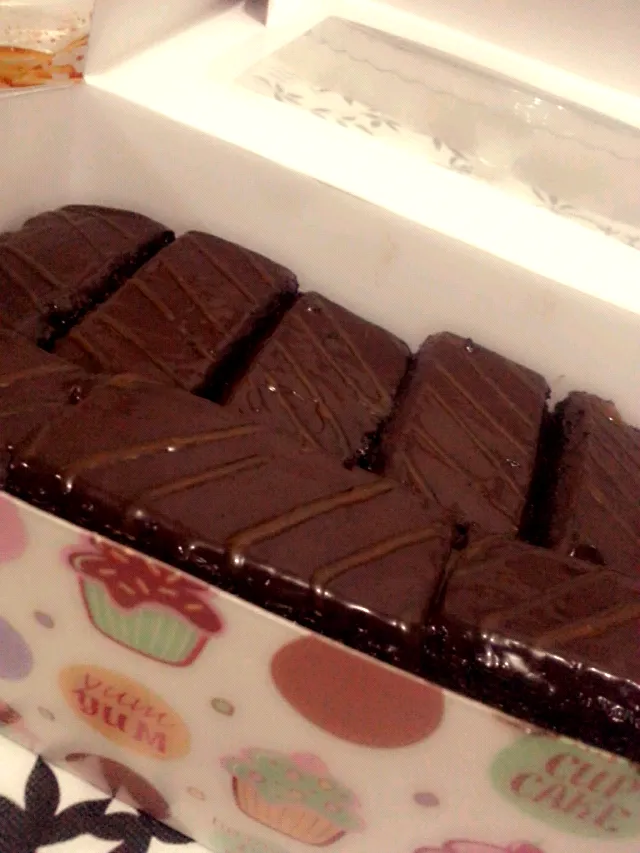 Super moist chocolate cake for my super friends|chef macoさん