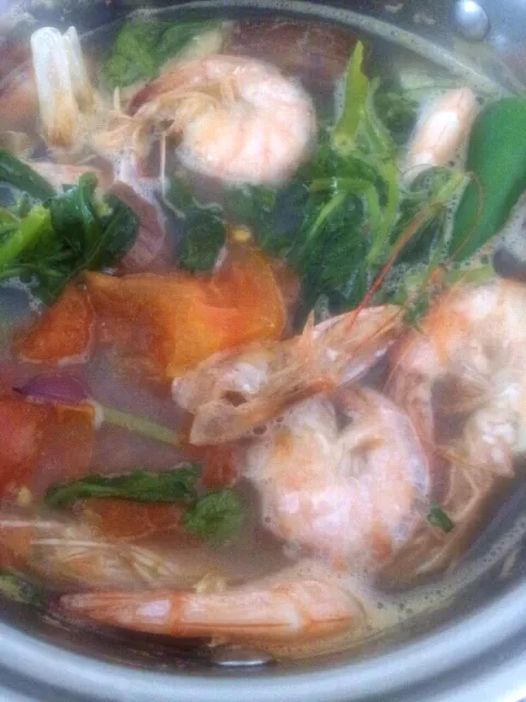 Sinigang na hipon :) (shrimps with tamarins soup base )|elteeさん