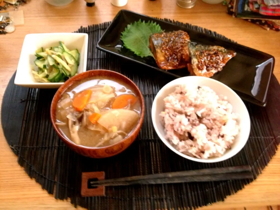 お昼ごはん★鯖のごま味噌煮、きゅうりとみょうがの甘酢漬け、みそ汁、十五穀ごはん|ハルさん