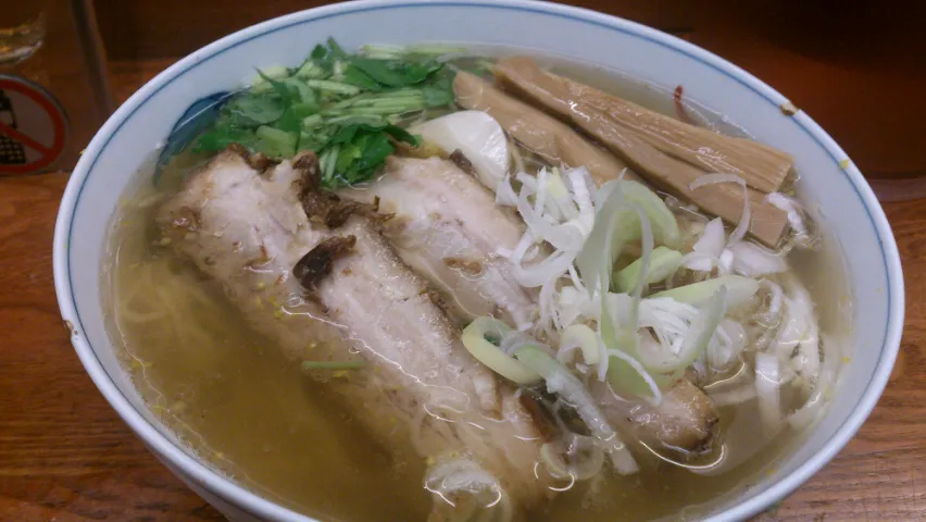 Snapdishの料理写真:いつも食べてるのとは真逆のあっさり細めんのラーメン。塩と薄口醤油？がゆずとマッチして美味い！女性が多いのもうなずけるサッパリ味。|SATOSHI OOCHIさん