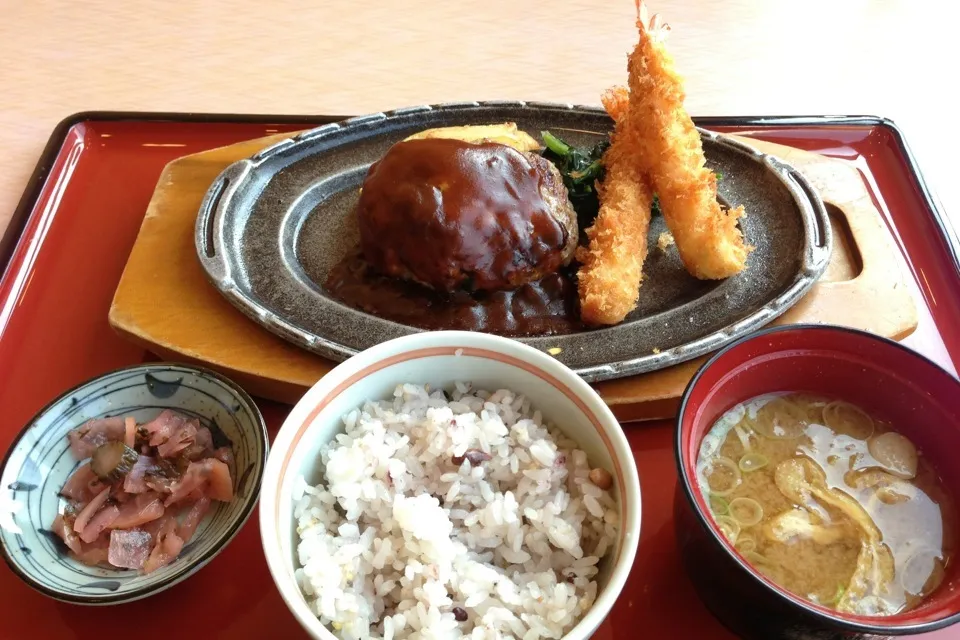 ハンバーグと海老フライ定食|Naoya Ishiharaさん