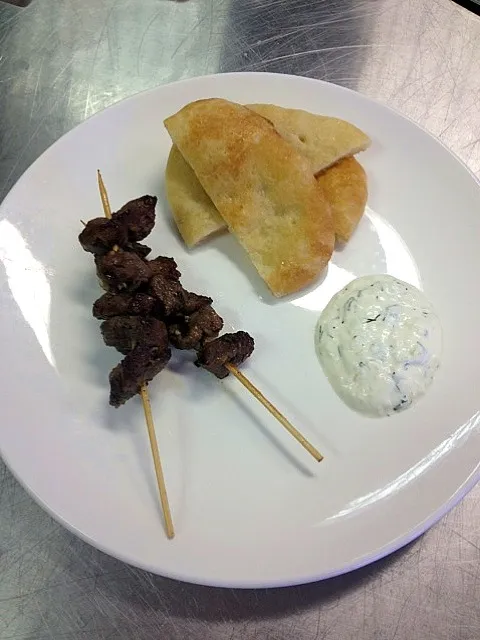 Souvlakia (Lamb kebabs) with pita bread and tzatziki dip|Angie Yapさん