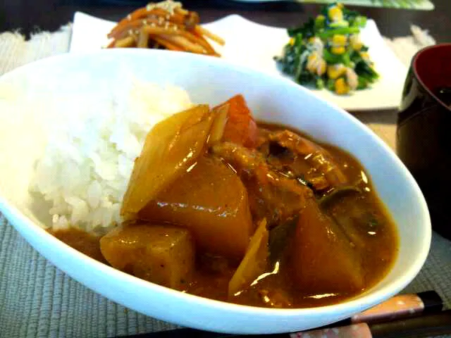 和風カレー♪具はさば缶(水煮)、大根、人参、長葱、蒟蒻( ^ω^ )カレーが染み染みトロトロの大根が♥|myuさん