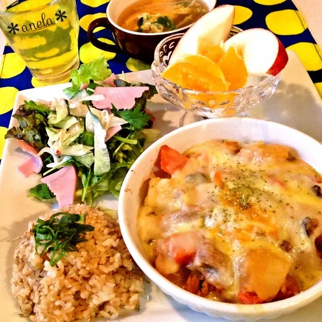 肉じゃがリメイクグラタン🎵じゃこごま混ぜごはん🍚ハムサラダ🍃もやしと卵のスープ☕オレンジ🍊りんご🍎|あねらさん