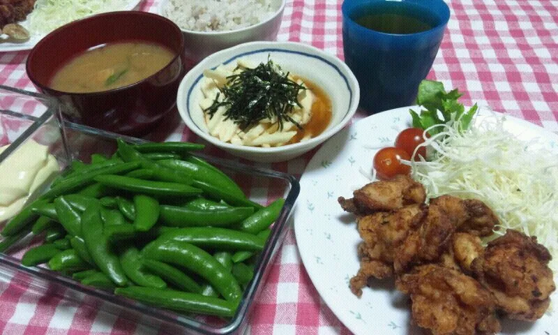 唐揚げ(鶏もも肉)、千切りきゃべつ、プチトマト、茹でスナップえんどう、山芋短冊、あさりのお味噌汁|まあるさん