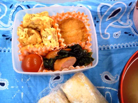 Snapdishの料理写真:今日はお弁当♪
タケノコご飯のおにぎりとおかず|ちぃちぃさん